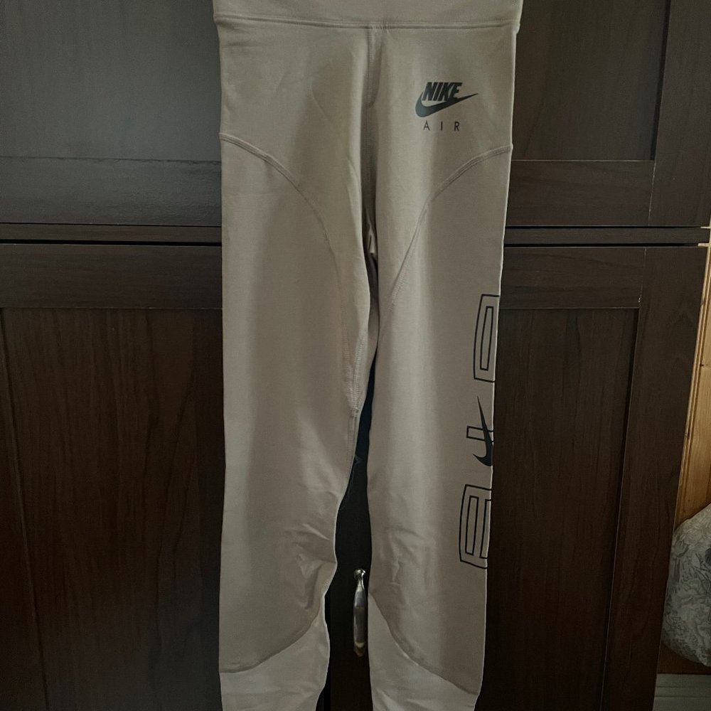 Women's XS Tan and Cream Tight Fit High Rise Nike Air Leggings NWT